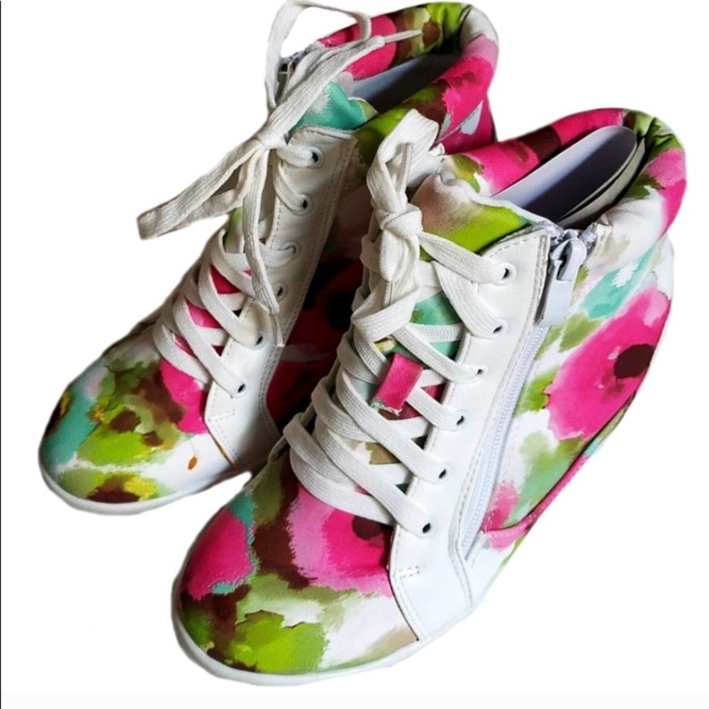 LAST PAIR!!  Lucky top girls lace up sneakers